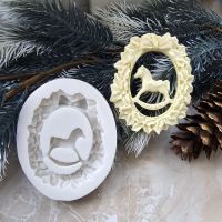 Молд ДП554, Новорічний вінок-рамка 8*6 см, конячка-гойдалка 3,3*3,3 см
