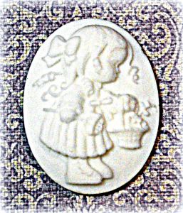 Камея Девочка с корзинкой, модельный пластик ― Творча майстерня ДекоПарк
