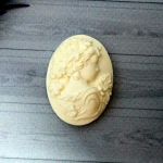 Камея "Дама в цветах", 4,5х3,2см /пд865Б