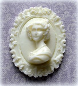 Камея в рамке, модель. бел. пластик, 53х42мм ― Творча майстерня ДекоПарк