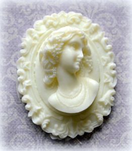 Камея в рамке, модель. бел. пластик, 53х41мм ― Творча майстерня ДекоПарк