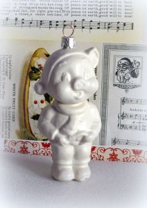 Новогодняя игрушка Свинка, пластмасса, 11х5 см, цвет: дымчатый белый ― Творча майстерня ДекоПарк