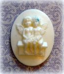 Камея Ангелочки на скамейке, мод. пл. , 3,8х2,8 см, цв.: белый