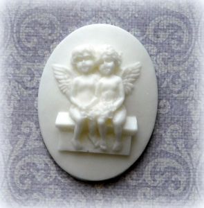 Камея Ангелочки на скамейке, мод. пл. , 3,8х2,8 см, цв.: белый ― Творча майстерня ДекоПарк