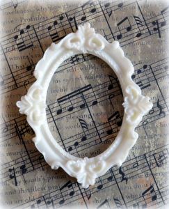 Ажурная овальная рамка, мод. пл., цв. бел., 6,6х5,4 см, серединка 4,4х3,3 см ― Творча майстерня ДекоПарк