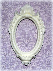 Рамка полимерная ажурная овальная, 4,2х7 см, внутр.размер 3,8х2,5см ― Творча майстерня ДекоПарк