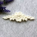 Цветочный вензель, 7х2,5 см, цв.: мод. пл., цв: оттенки белого