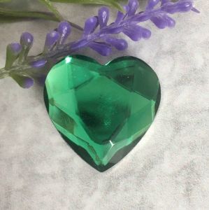 К. д. 040, камень Сердце, граненый, цв.: зеленый, 2,5 см   ― Творча майстерня ДекоПарк
