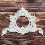 Круглая рамка с боковыми вензелями, цв. бел., 7х4,5 см, серединка 2 см /гд301-1мал