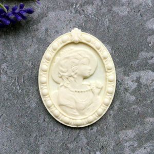 Рамочка-медальон с Дамой в шляпе 5х3,8 см / ПД905 ― Творча майстерня ДекоПарк