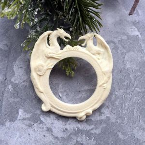 Рамка круглая с драконами 6х6,7 см, мод. пл., цв.:бел./ПД914 ― Творча майстерня ДекоПарк