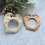 Рамка круглая с драконами 6х6,7 см, мод. пл., цв.:бел./ПД914